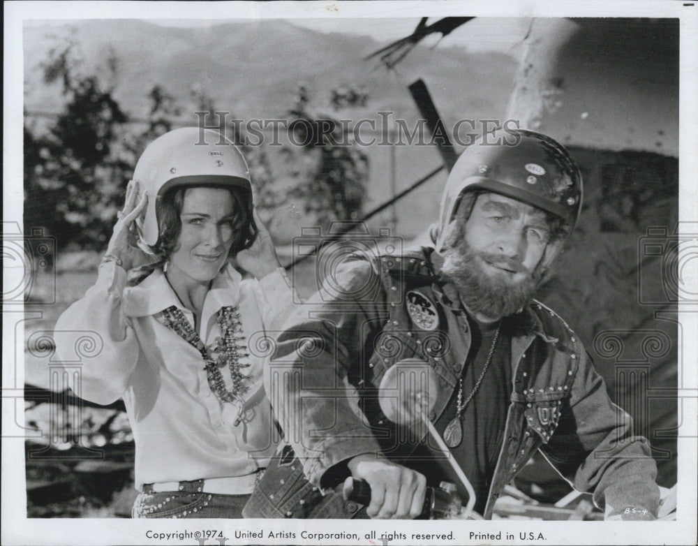 1974 Press Photo Actress Joanna Cassidy and Actor George C Scott disguised - Historic Images