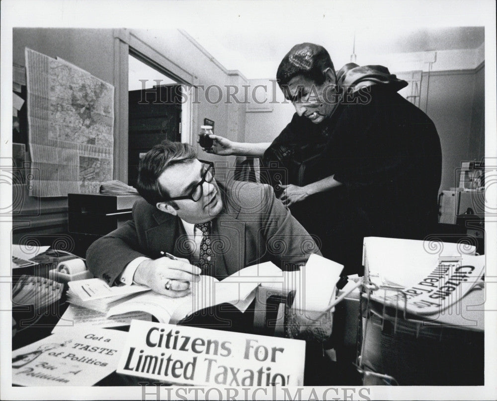 1979 Press Photo Chairman Donald L Cassidy  Citizens for Limited Taxation with - Historic Images