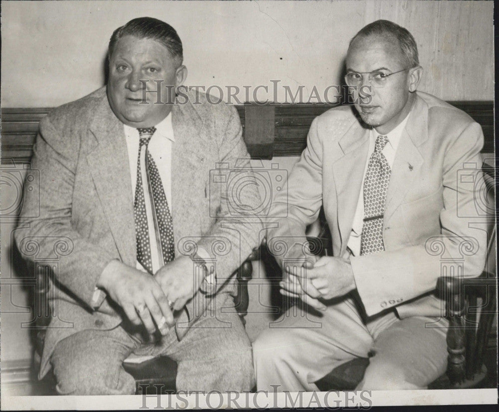 1948 Press Photo Andrew Cataldo confers with atty Francis H Farrell before - Historic Images