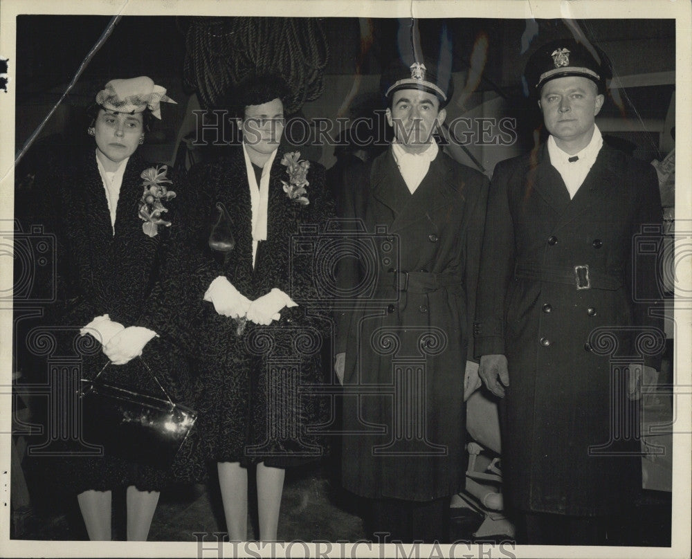 1945 Press Photo Mrs. B. Rudd, Lt. Comdr. R. Cramer, Lt. Comdr. T. Strickland - Historic Images