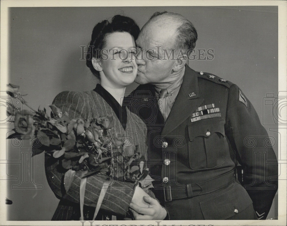 1945 Press Photo Major General Sherman Miles &amp; Miss Kay Runnals In Boston USO - Historic Images