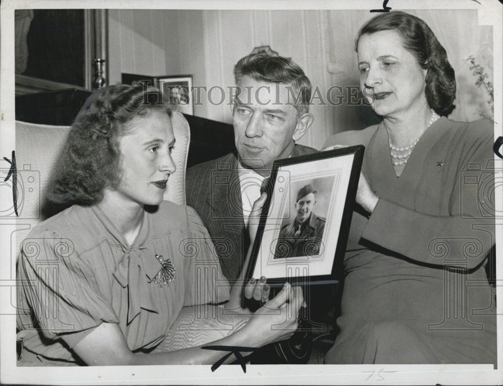 1947 Press Photo Dutch Girl Gertrude De Faber with Mr. &amp; Mrs. Allen Rucker - Historic Images