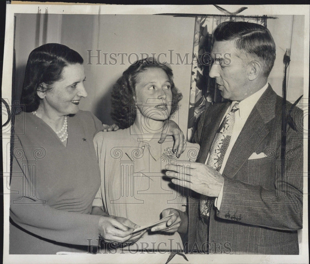 1947 Press Photo Dutch Girl Gerry De Faber with Mr. &amp; Mrs. Allen W. Rucker - Historic Images