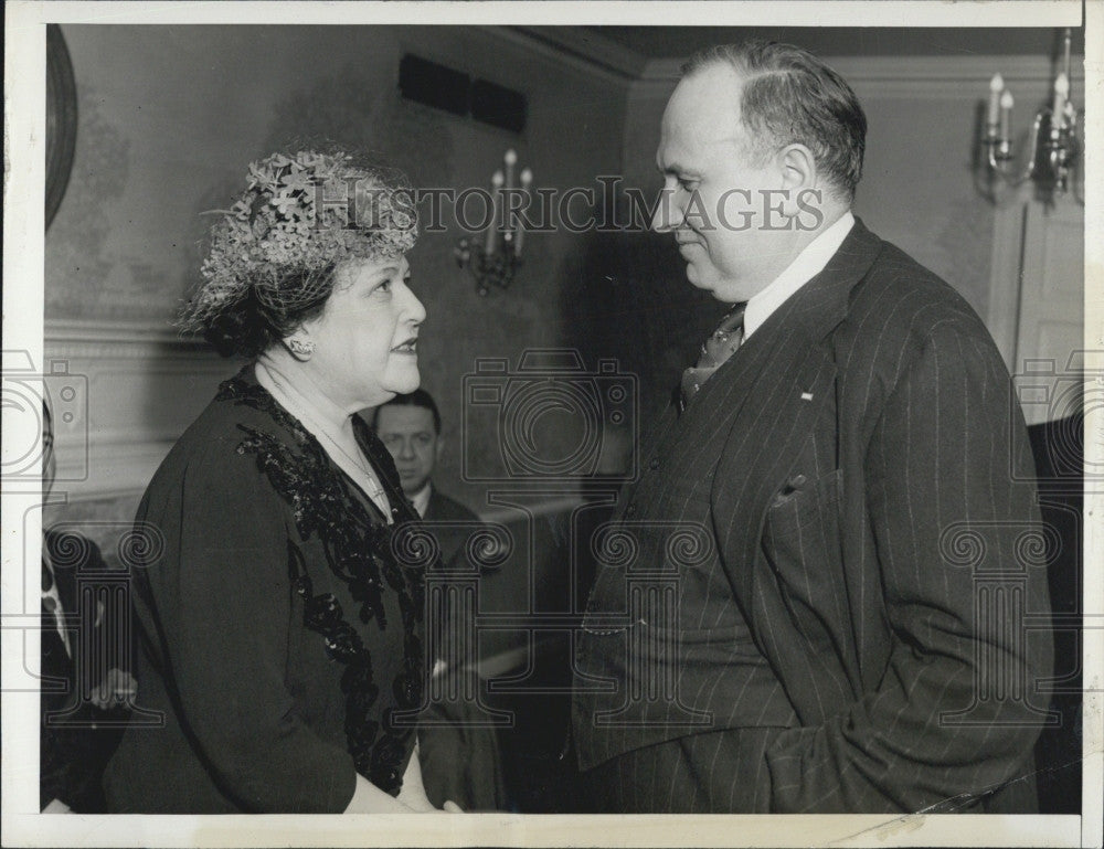 1944 Press Photo Movie Critic Louella Parsons and Financial Expert Beardsley - Historic Images