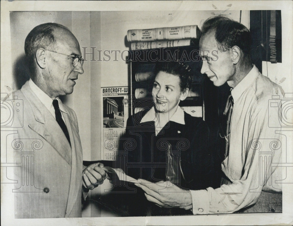 1946 Press Photo Rawls Johnson Clerk Of County Court,Ellinor Fleming,Valdimar - Historic Images