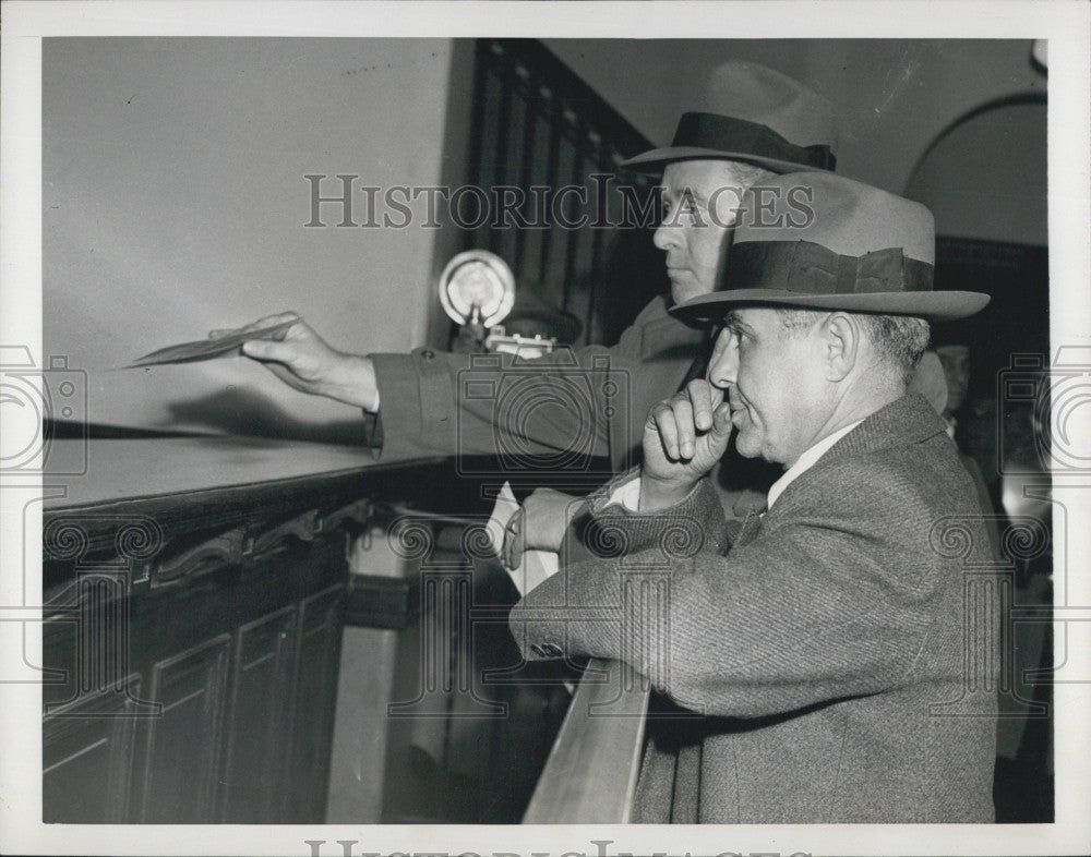 1948 Press Photo Stephen S. Told With Detective At The Warwick Hotel - Historic Images