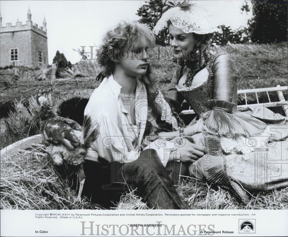 1977 Press Photo Actor Peter Firth &amp; Ann-Margaret In Joseph Andrews - Historic Images