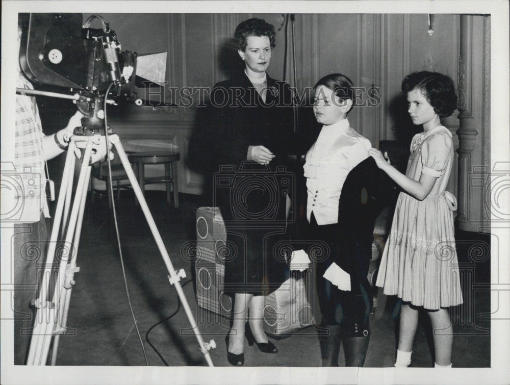 1952 Press Photo Actor Earl London During Coronation Preparations For Film - Historic Images