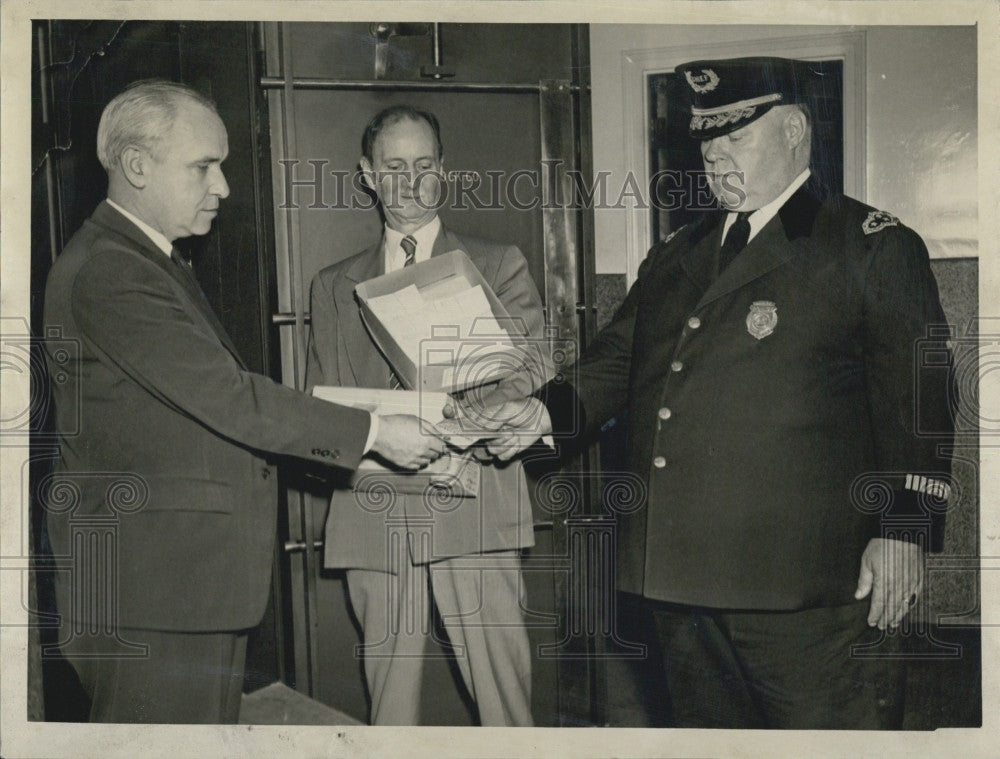 1943 Press Photo OPA Custodian of Cambridge John W. Cass, and Chief of Police - Historic Images