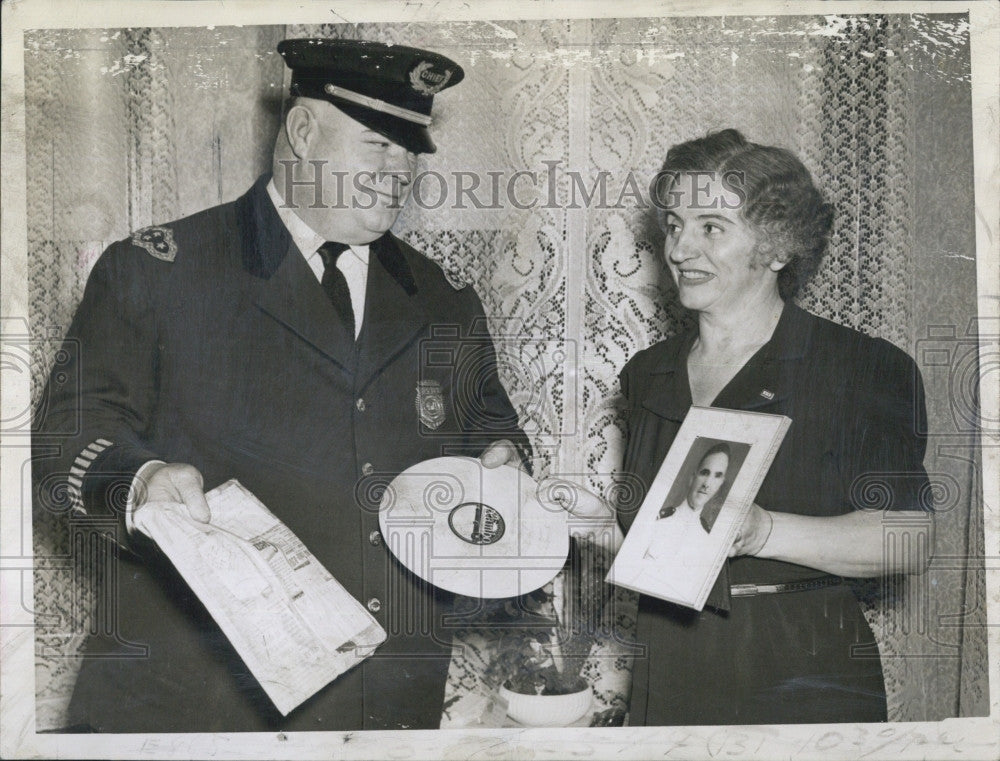 1943 Press Photo Police Chief Leahy Cambridge Police &amp; Mrs. Columbys D. Jones - Historic Images