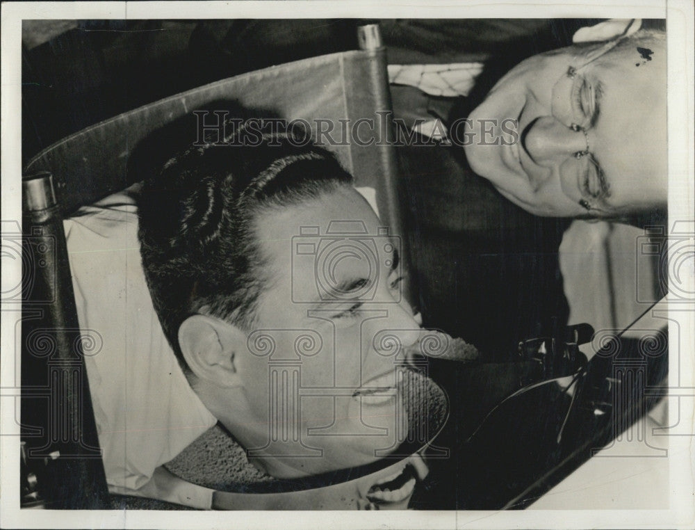 1939 Press Photo Colonel Fred Snite Brings Joy To Fred Snite Jr. With Iron Lung - Historic Images