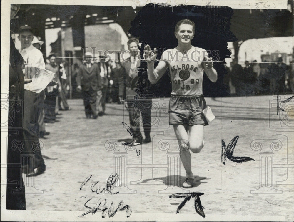 1940 Press Photo Runner Ted Carpenter Of Melrose Crossing Finish Line In Race - Historic Images