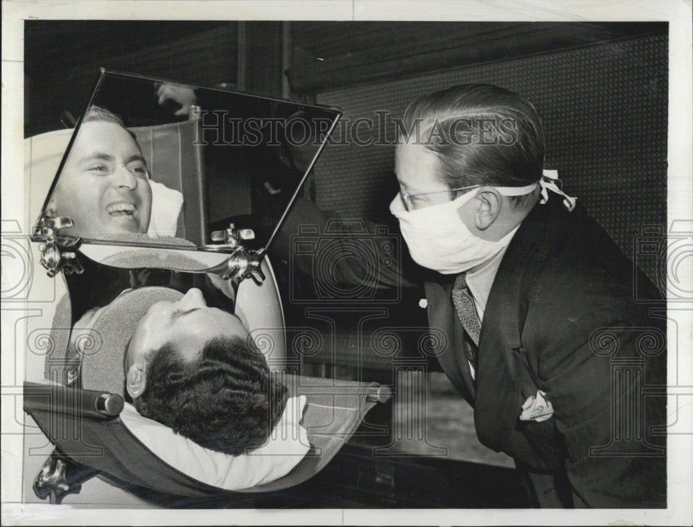 1939 Press Photo Joseph McCarthy, Reporter Interviews Man in Iron Lung - Historic Images