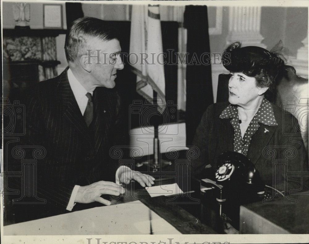 1943 Press Photo Governor Sltonstall &amp; Mrs. Robert H. Gardiner Bay State Aid - Historic Images