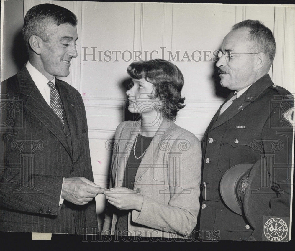 1943 Press Photo Governor Helps Army Emergency Relief &amp; Capt. Edward A. Sherman - Historic Images