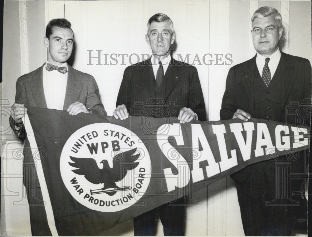 1943 Press Photo Gov.Leverett Saltonstall &amp; Harry J. Smith Award Pennant - Historic Images