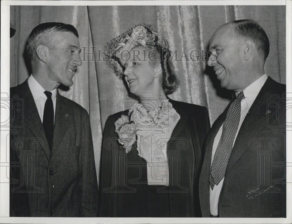 1944 Press Photo MA Gov Leverett Saltonstall, Mrs. Preston Davie, and Sen Owen - Historic Images