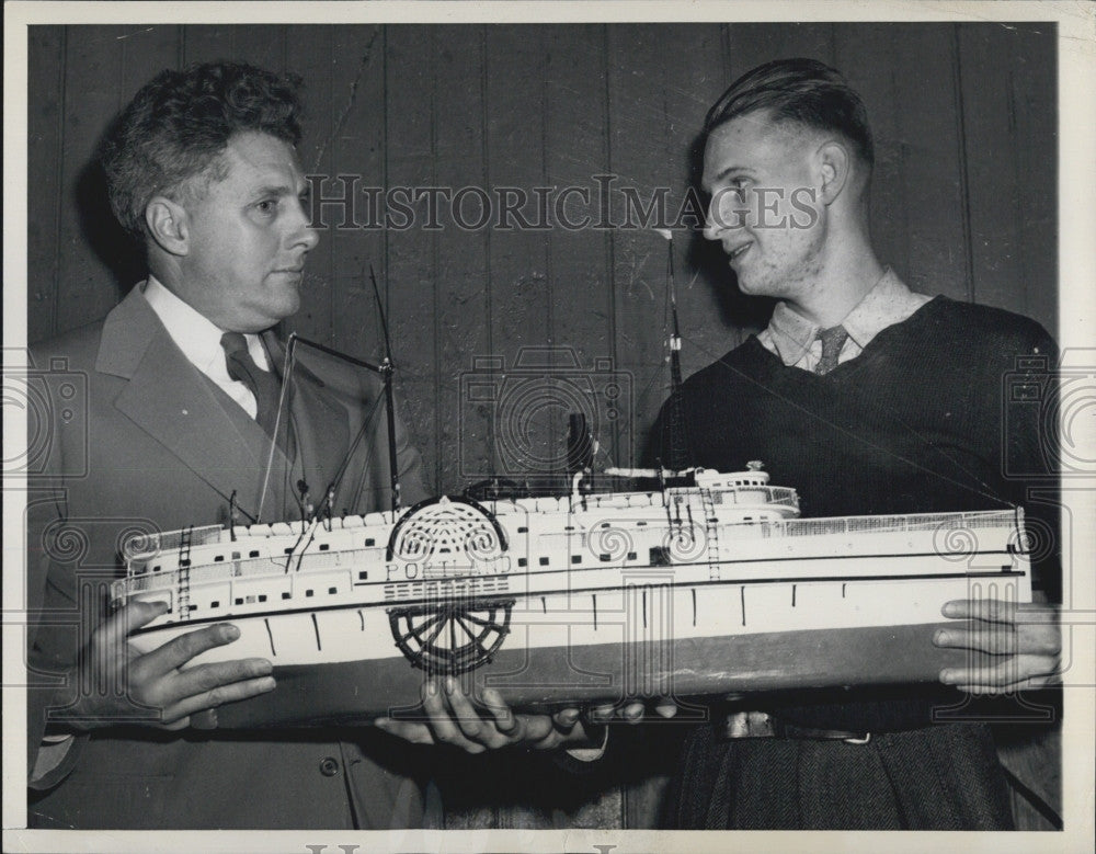 1948 Press Photo Edward Snow and John Kauler With Model Steamboat - Historic Images