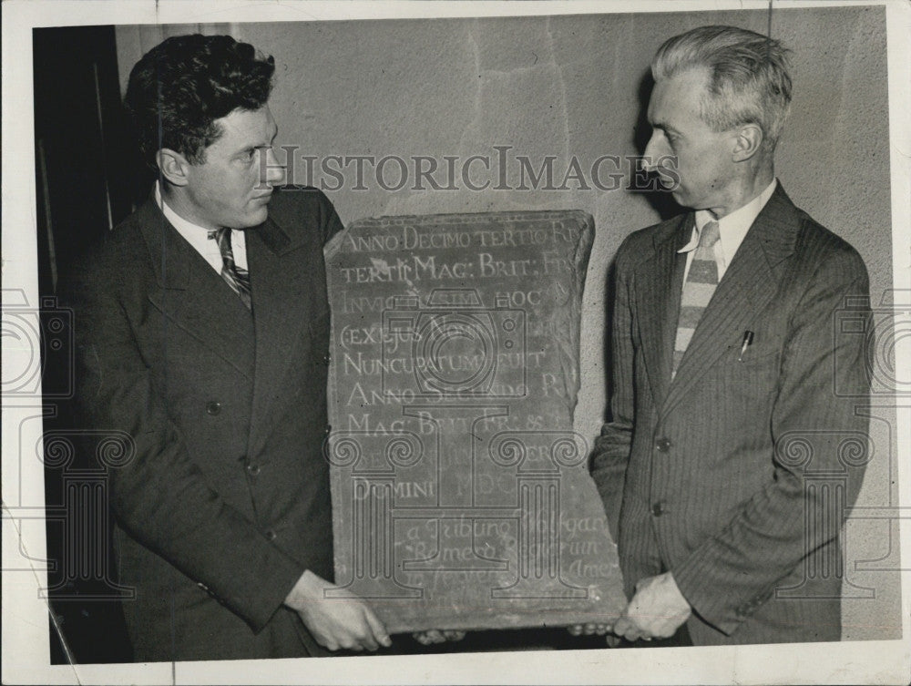 1935 Press Photo Edward Snow and W. Wheeler With Old Tablet From Fort William - Historic Images