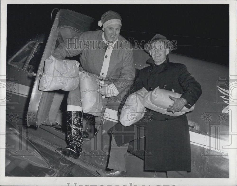 1947 Press Photo Ed Snow and Ralph Hynes With Supplies at Plane - Historic Images