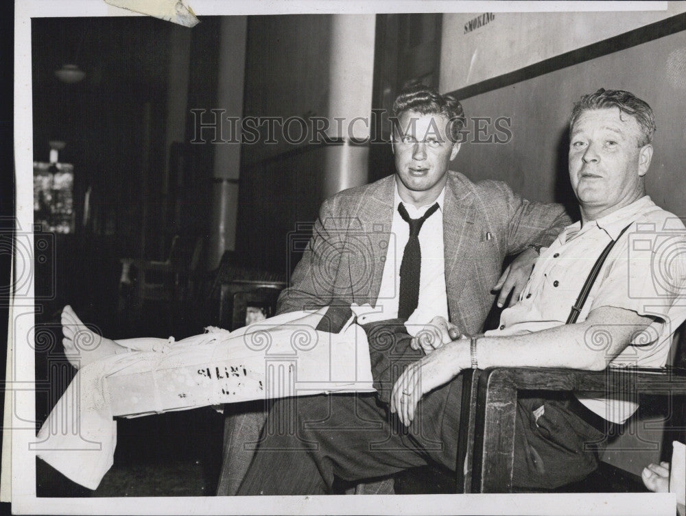 1946 Press Photo Officer George Smith &amp; Sgt. Mark Madden At Hospital For Injury - Historic Images