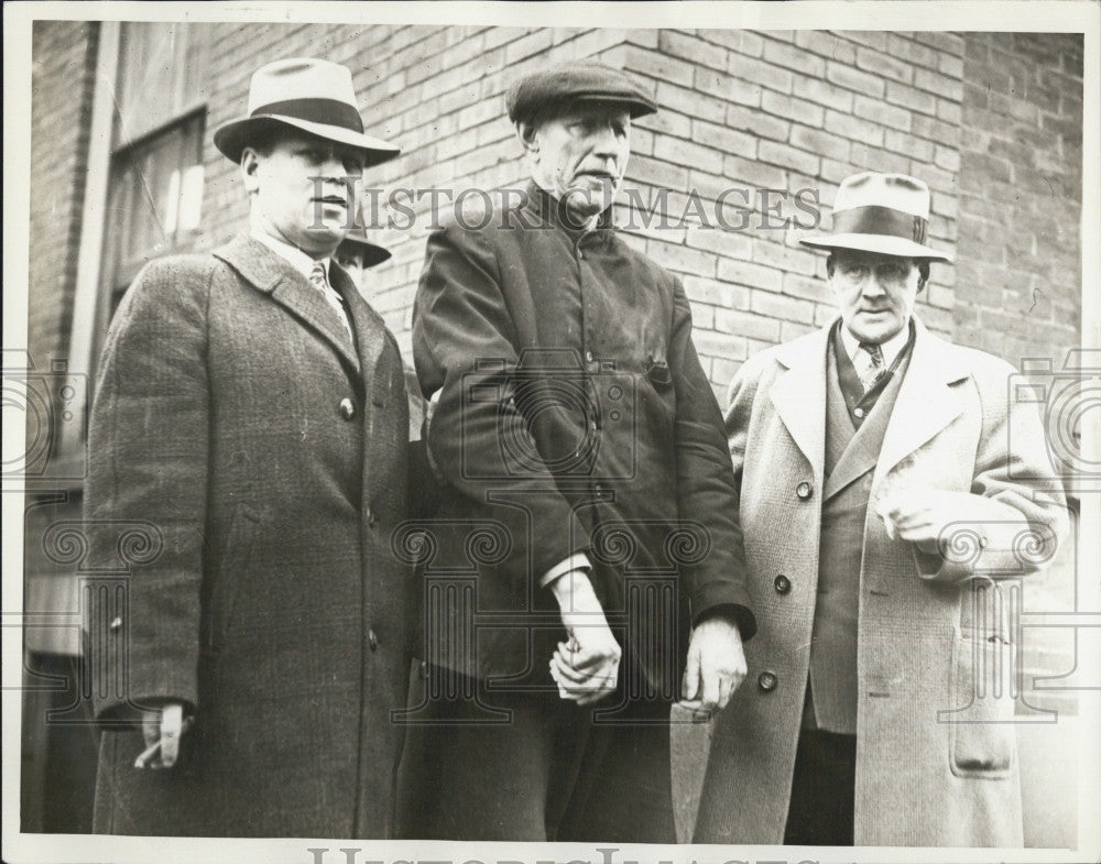 1938 Press Photo William Delay Cyril Barker Policemen John Mack Criminal - Historic Images