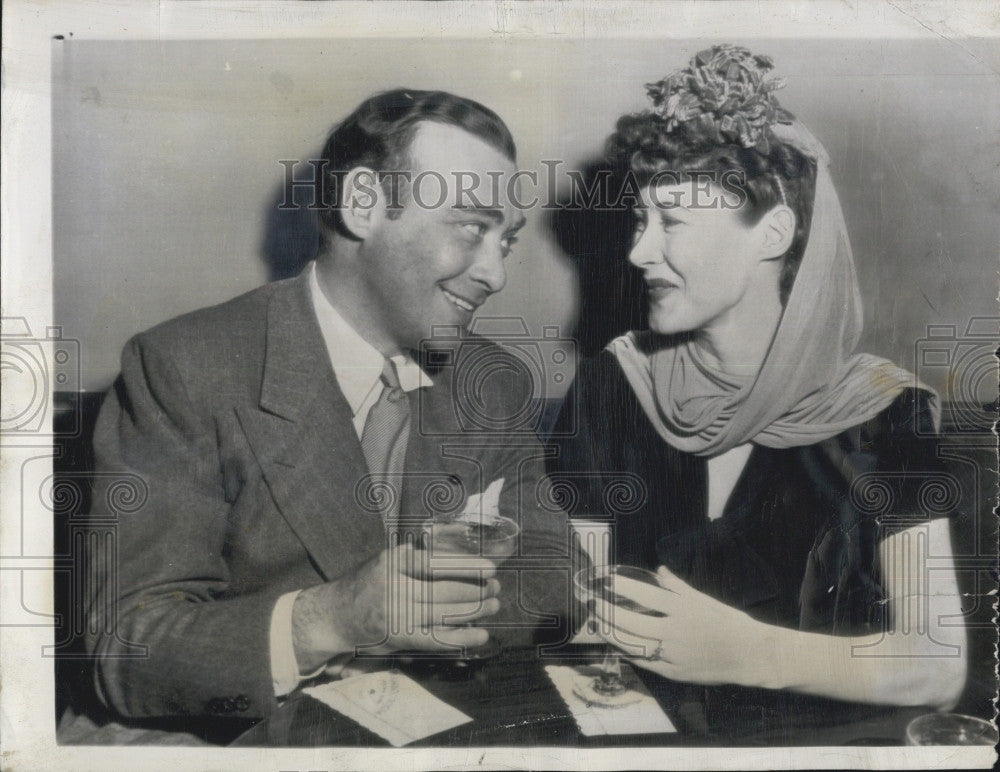 1944 Press Photo Actor Phil Baker &amp; Irmgard Erik During Marriage Proposal - Historic Images