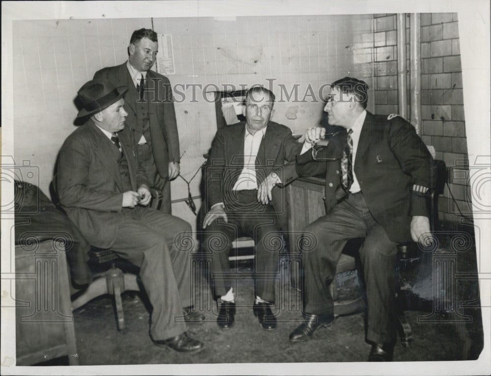 1947 Press Photo Officers Richard Horrigan &amp; George Baker With Escaped Convict - Historic Images