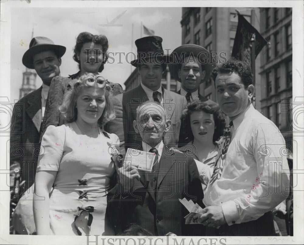 1942 Press Photo Lou Baker Promoting Sale of Stamps and bonds Checker Cafe Owner - Historic Images