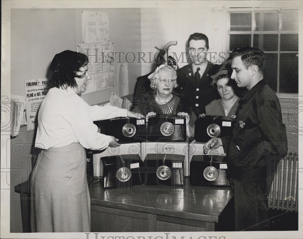 1951 Press Photo Gold Star Mothers Present Awards to Vets - Historic Images