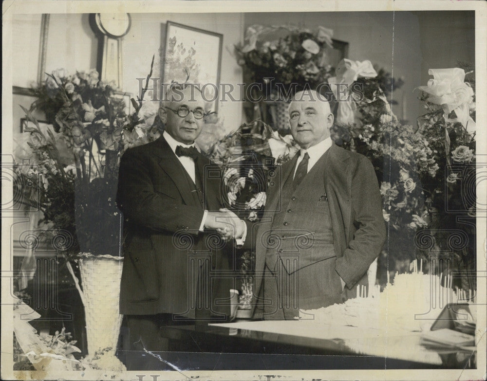 1927 Press Photo John H. Bennett &amp; Roland M. Baker Shaking Hands - Historic Images