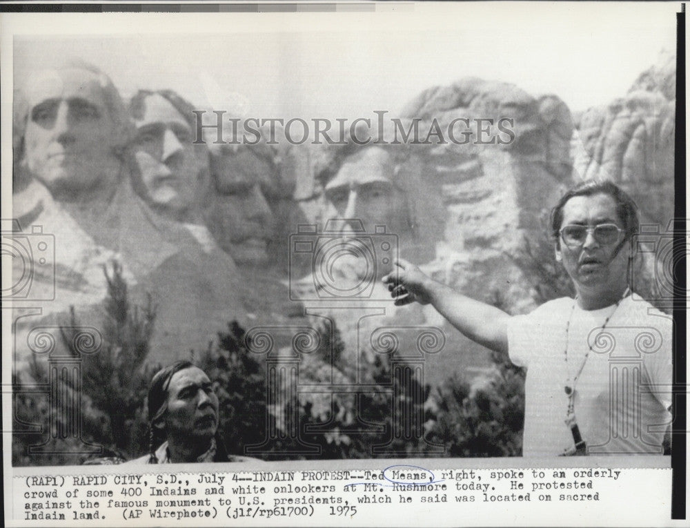 1975 Press Photo Ted Means  &amp; native American at Mount Rushmore - Historic Images