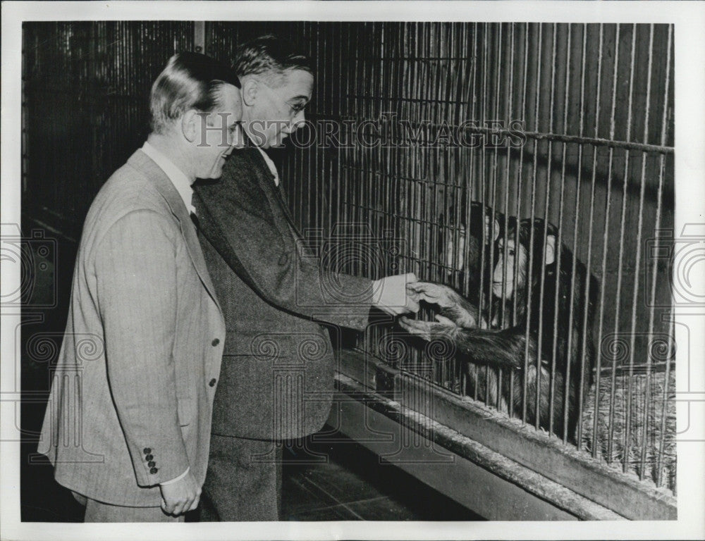 1940 Press Photo Dr Wm M Mann, HS Firestone  Jr at the zoo - Historic Images