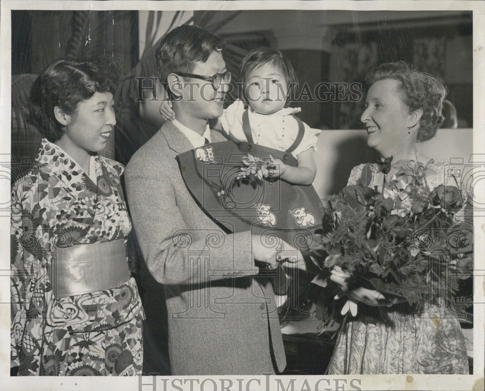 1957 Press Photo Dr. Harico Kanagami, wife Michiko, baby Miharu, Mrs. M. Spinale - Historic Images