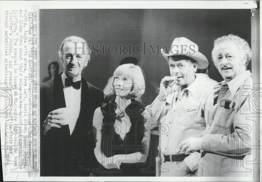 1974 Press Photo Producer Hal Kanter Talks With Stars Of The Bluffers - Historic Images