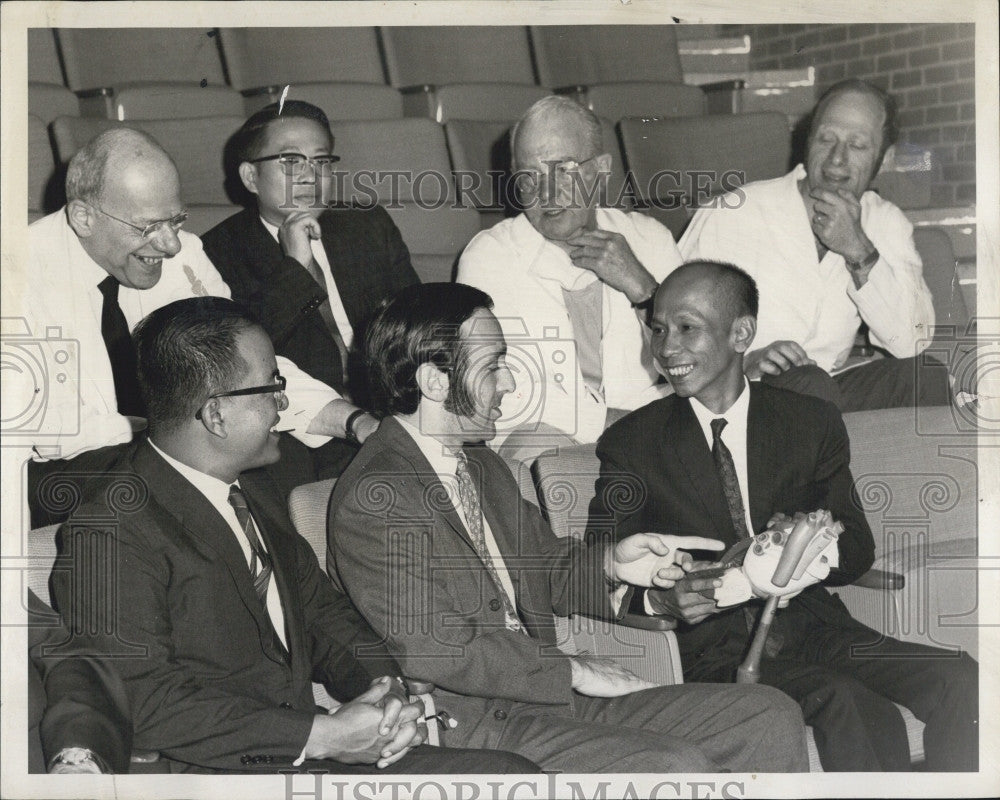 1971 Press Photo Burmese Doctors Meet With Mt Auburn Hospital Staff - Historic Images