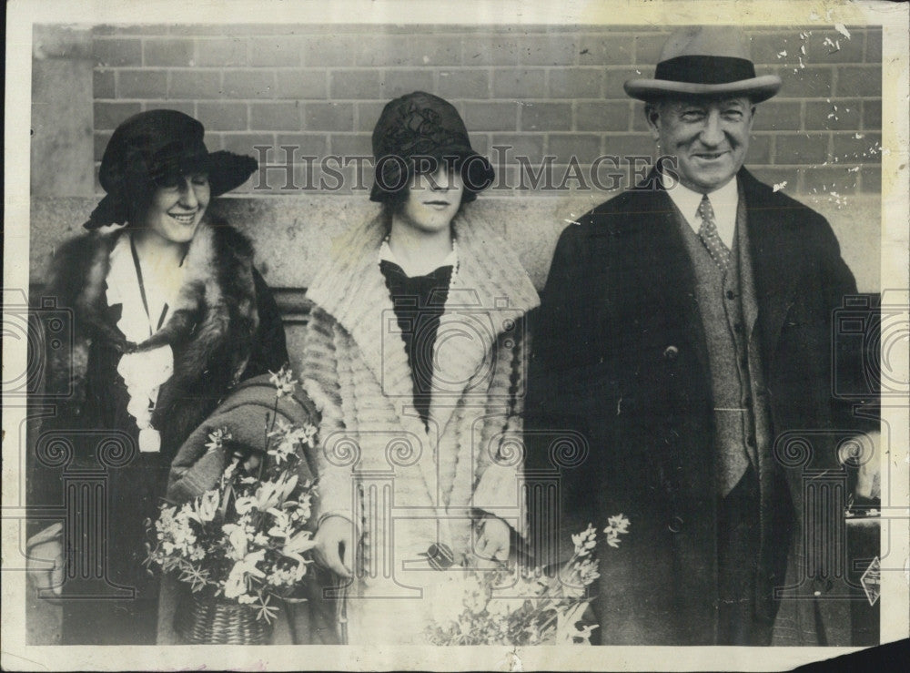 1928 Press Photo HE Byram Of St Paul Railroad With Daughters - Historic Images