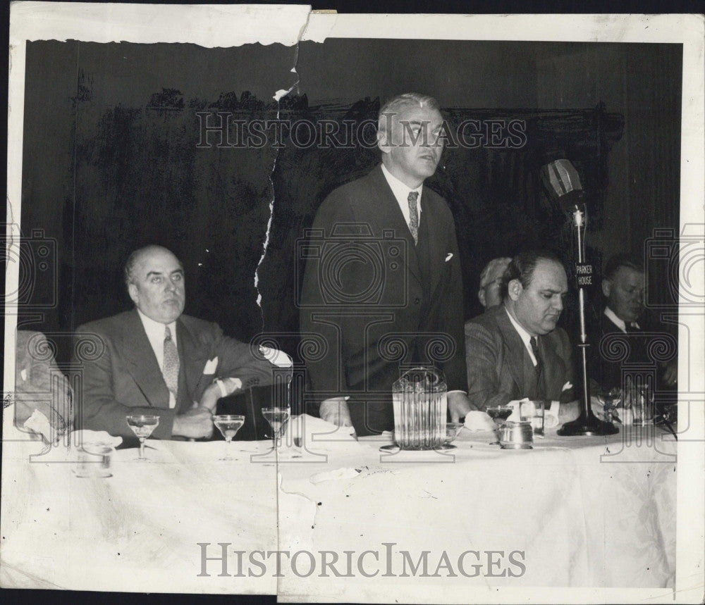 1941 Press Photo Austin Lake Newspaper Columnist War in Britain Story - Historic Images