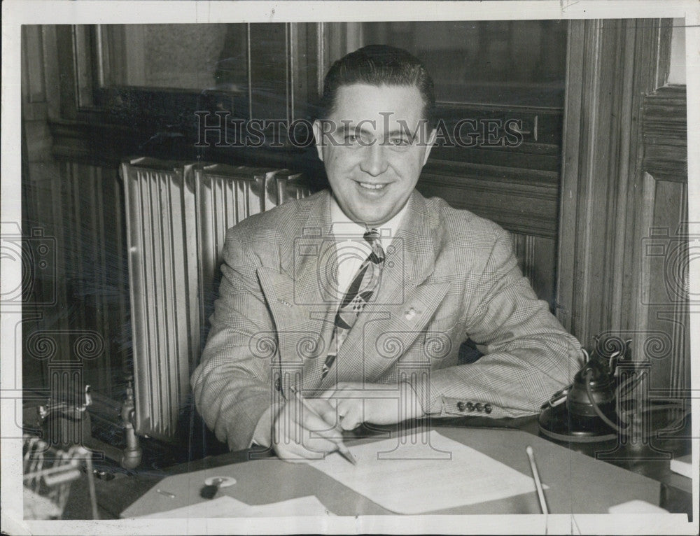 1947 Press Photo Harold F. Winn at Lowell City Hall - Historic Images