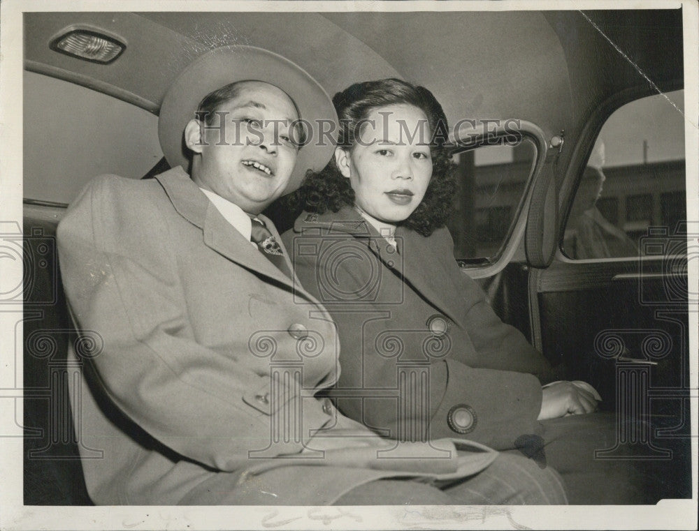 1948 Press Photo Mr and Mrs Yee Sen Wing reunite after 7 years - Historic Images