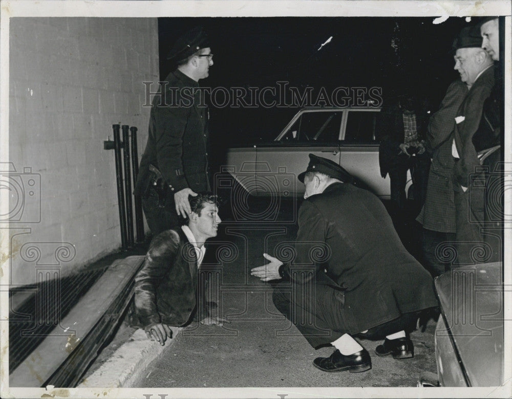 1963 Press Photo Peter Dugway,burglar trapped and police arresting him - Historic Images