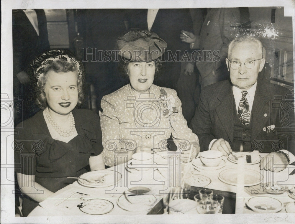 Press Photo American Legion,TJ Mahoney &amp; wife  &amp; daughter - Historic Images