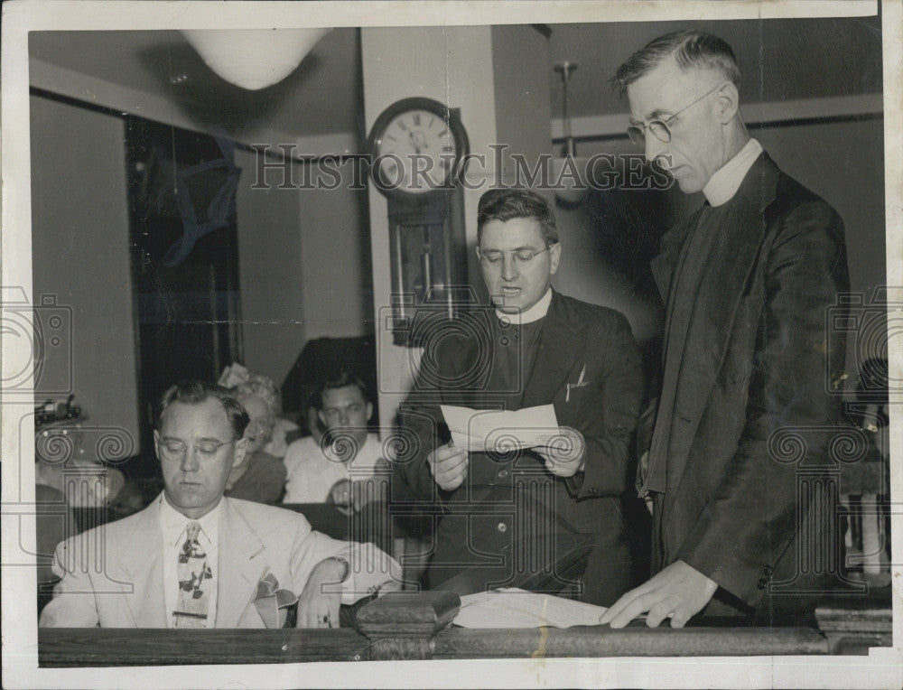 1949 Press Photo John Figalus,Rev Gerlad Bucke &amp; Rev Pastor John Hogan - Historic Images