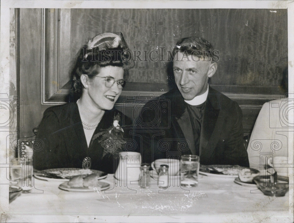 1943 Press Photo Mary fennessey &amp; Rev Fr John G Hogan - Historic Images