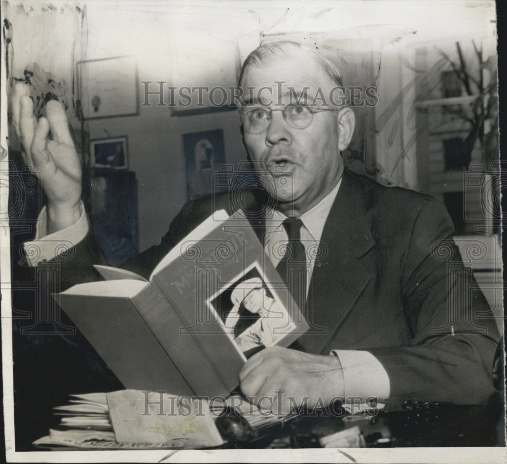 1944 Press Photo Rep A.L. Miller and a book - Historic Images