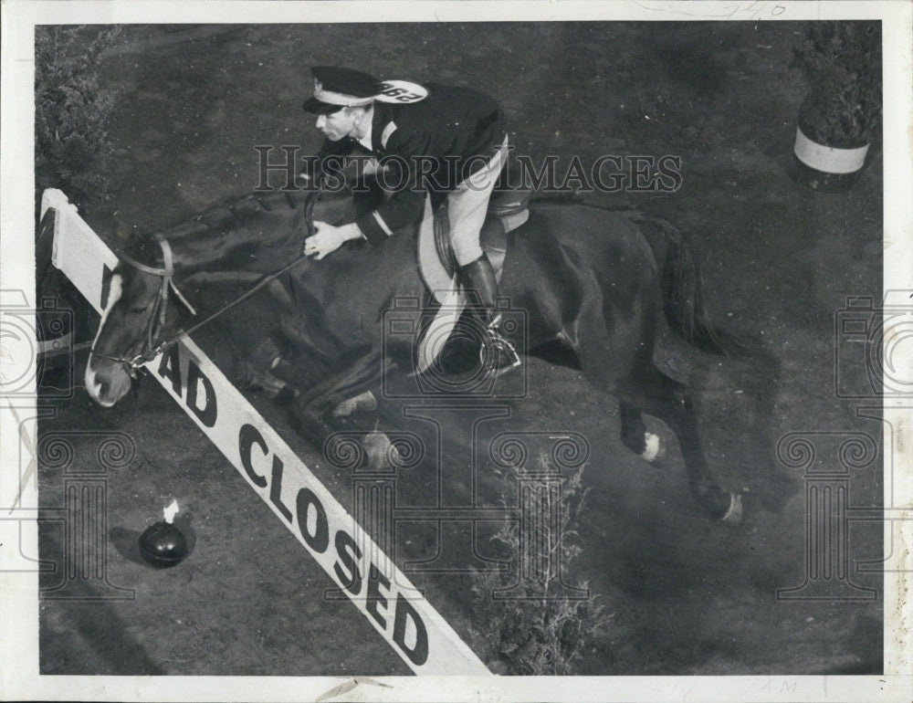 1941 Press Photo Captain Franklin Wing In National Horse Show - Historic Images