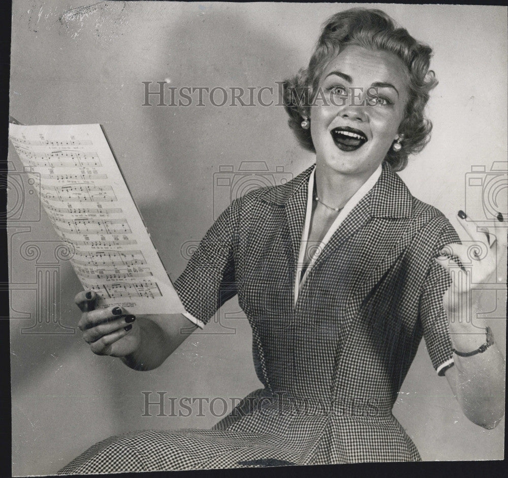 Press Photo Singer Wynne Miller Practicing - Historic Images