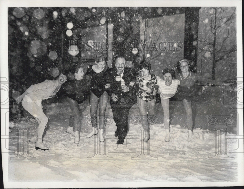 1967 Press Photo Mitch Miller &amp; Ice Capades skaters - Historic Images