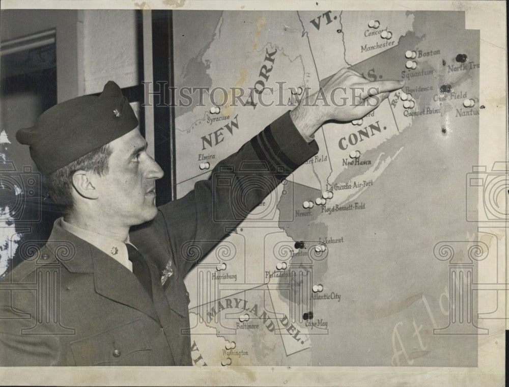 1949 Press Photo F Larch Miller Shows Where He Last Saw Albert Foster - Historic Images