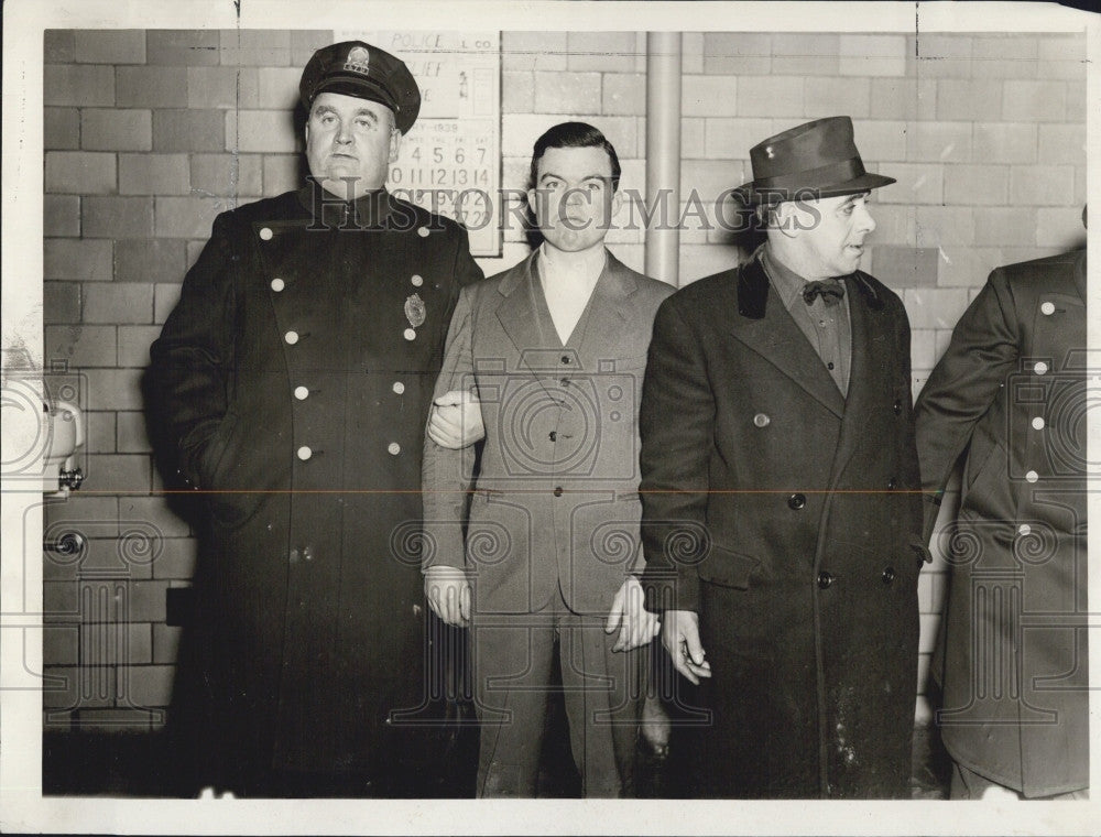 1939 Press Photo Police with Charles Holon &amp; other man - Historic Images